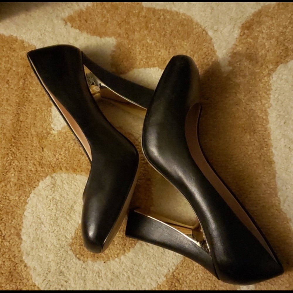 Karl Lagerfeld black hidden platform pump.